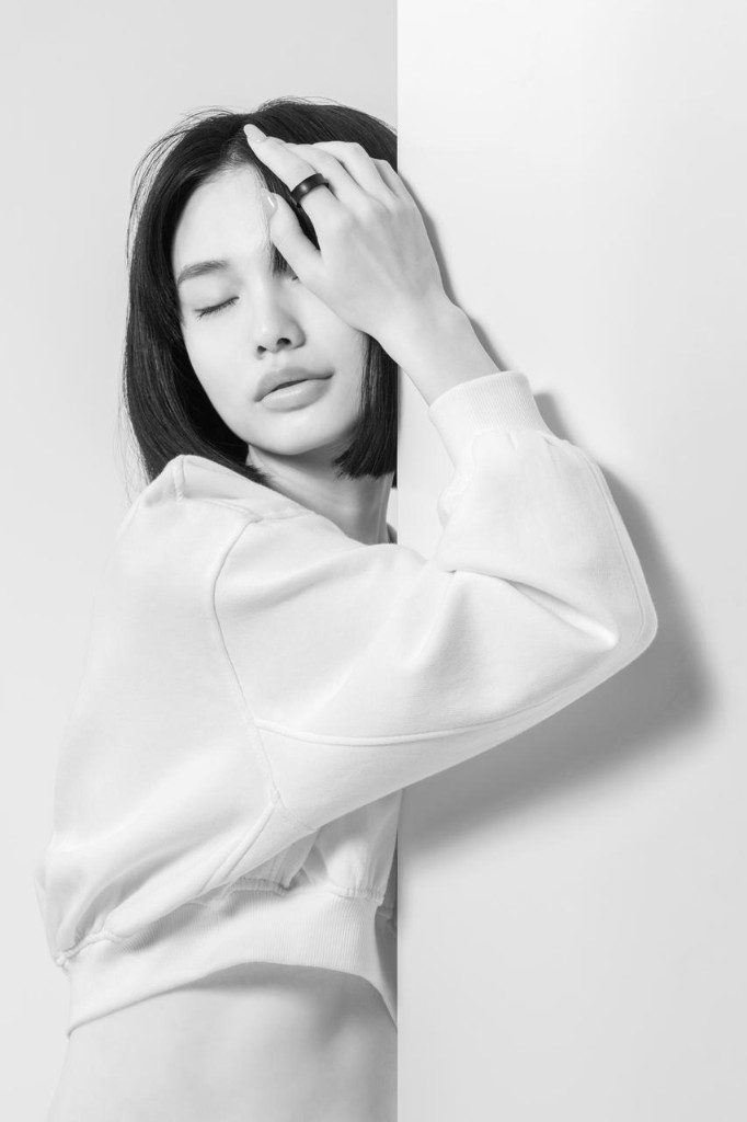 日月健 editorial portrait — quiet gesture against a white edge